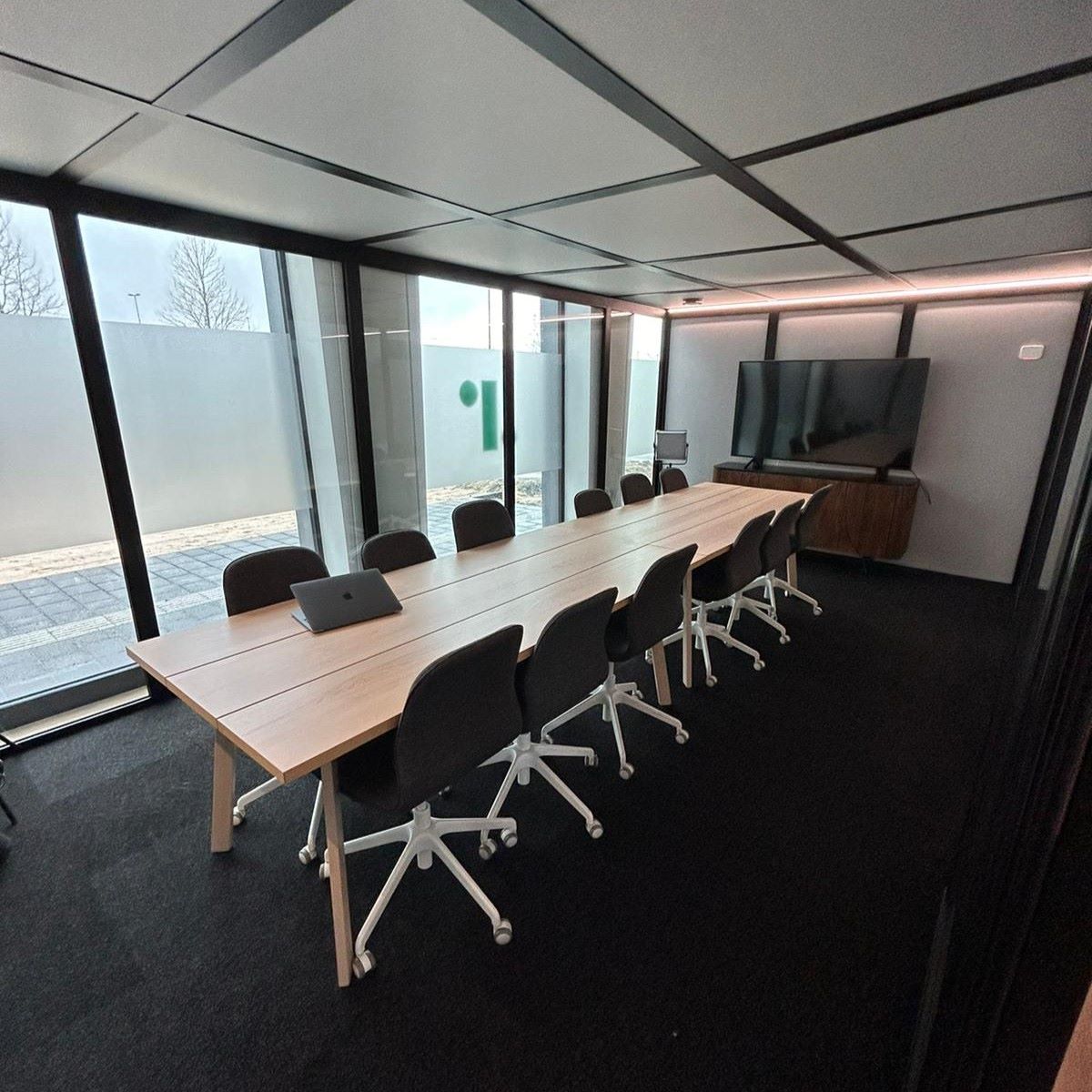 Grote meetingbox met een vergaderruimte