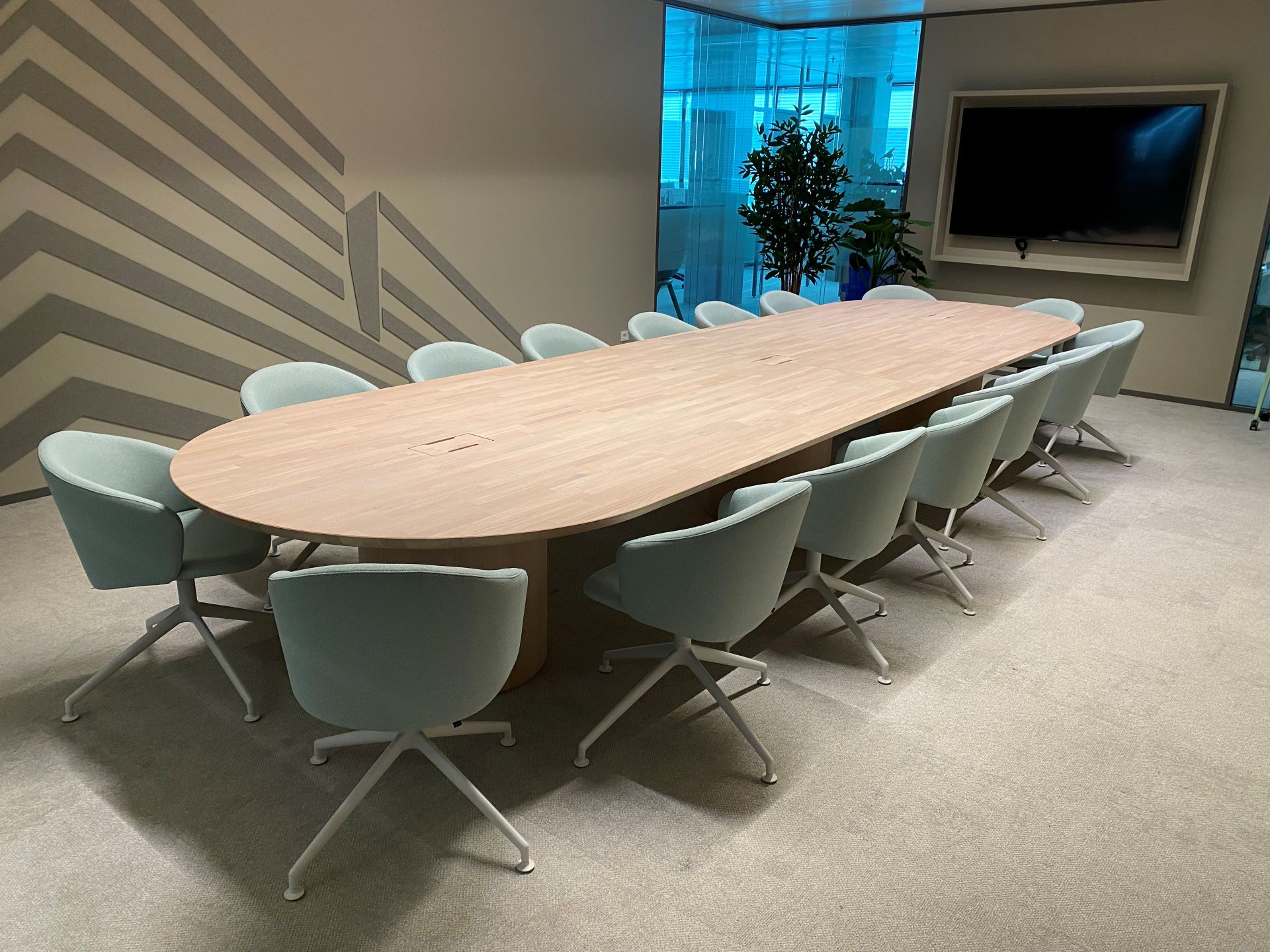 Meeting ruimte met grote tafel