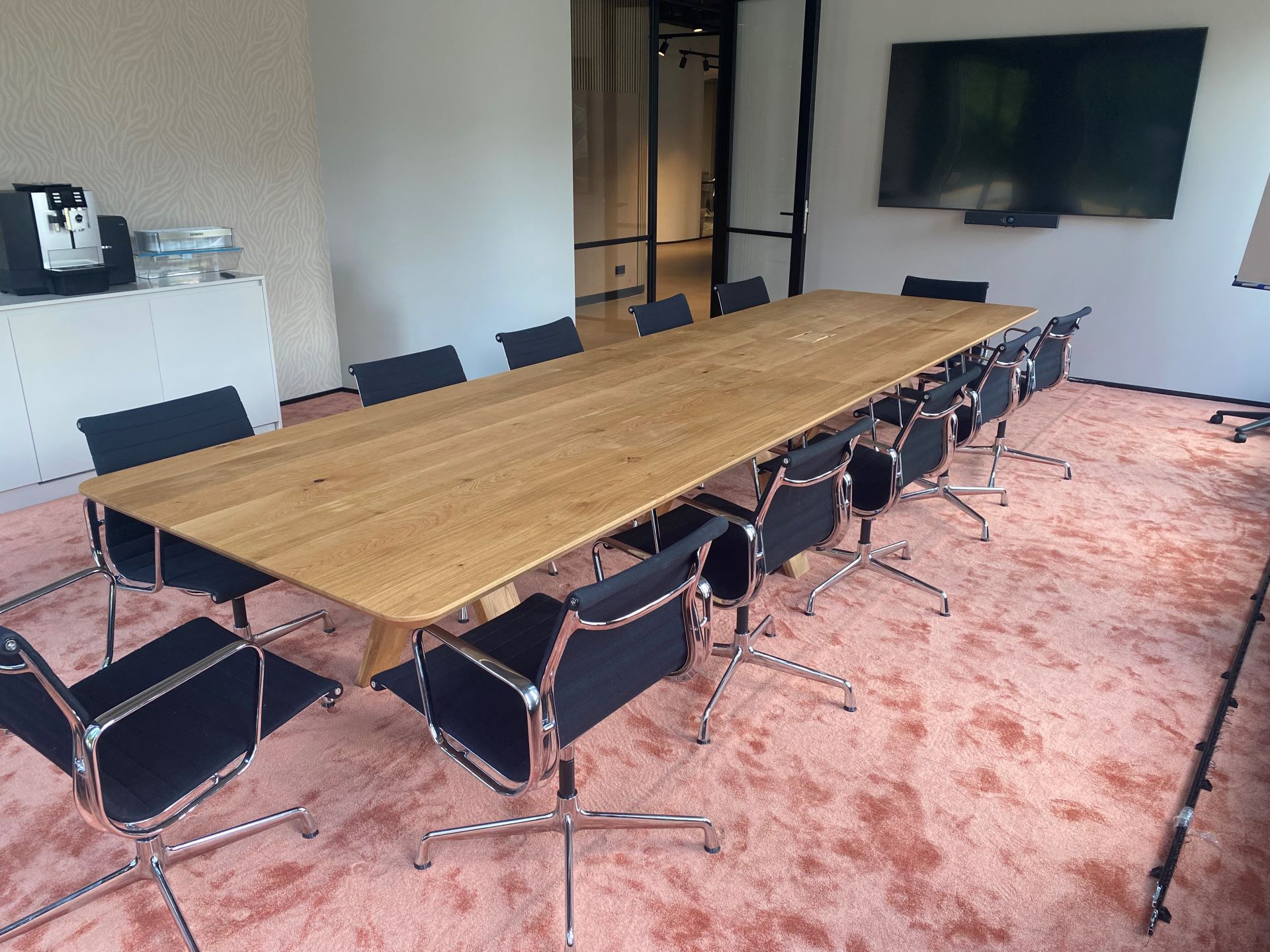 Meeting ruimte met grote rechthoekige tafel