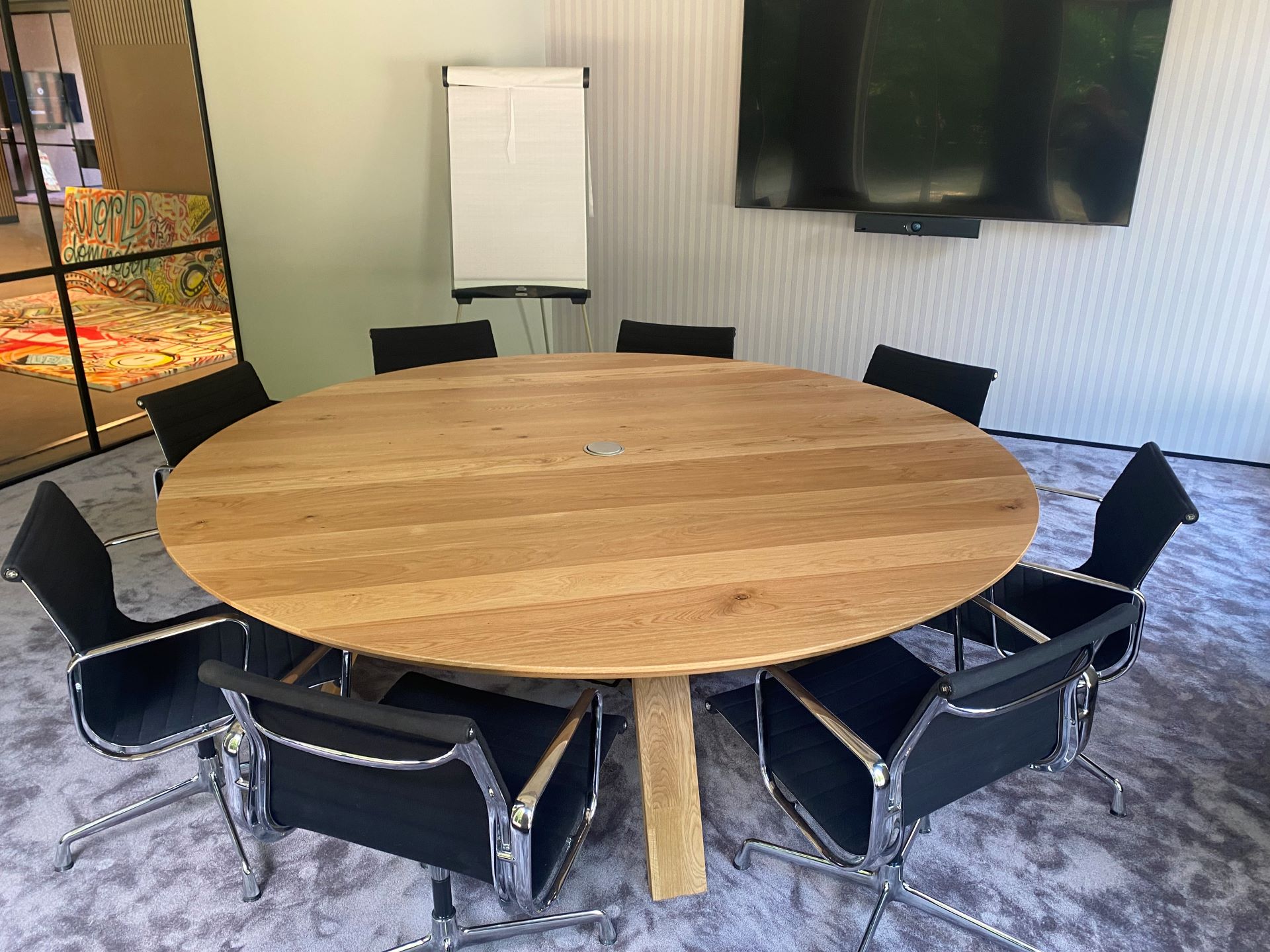 Meeting ruimte met grote ronde tafel