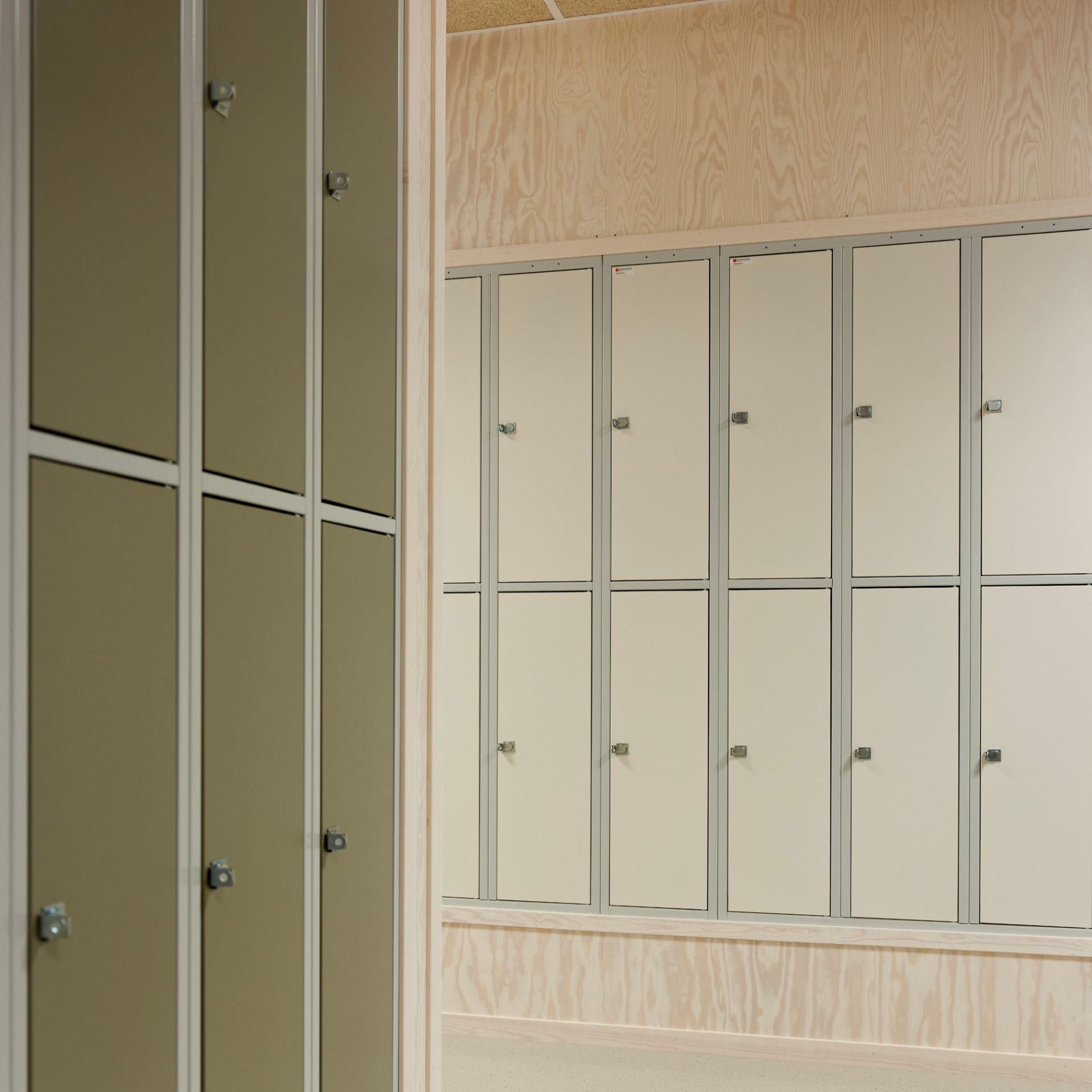 Groene lockers van Sono Group op maakt gemaakt in een houten frame